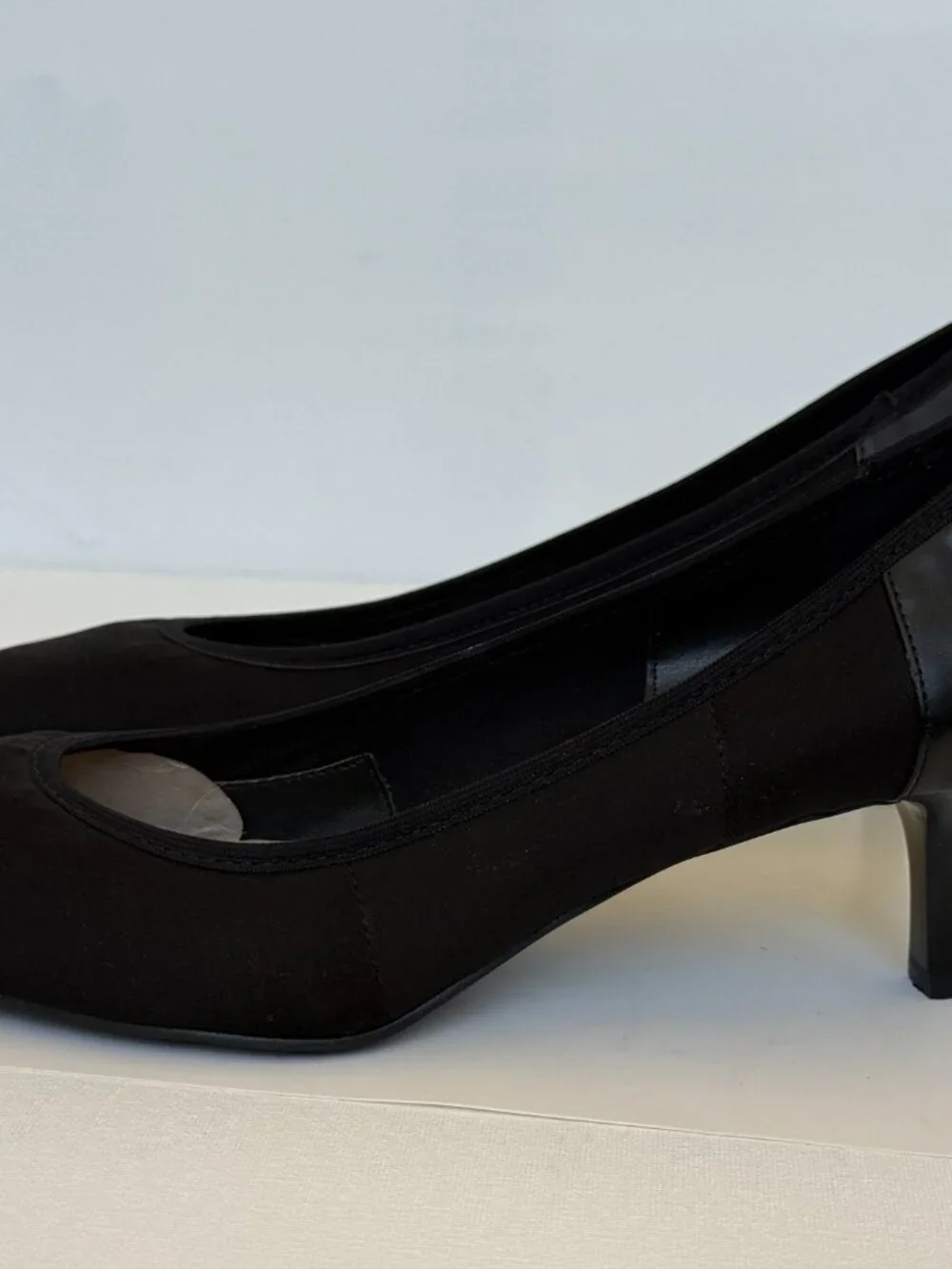 Ellen Tracy Classic Black Kitten Heel Pointed Toe Womens Shoes 8.5 M Like New